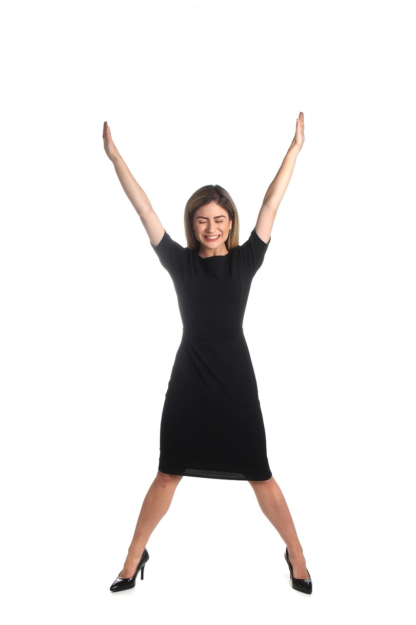 como montar loja virtual do zero — mulher empreendedora gerenciando vendas online pela internet