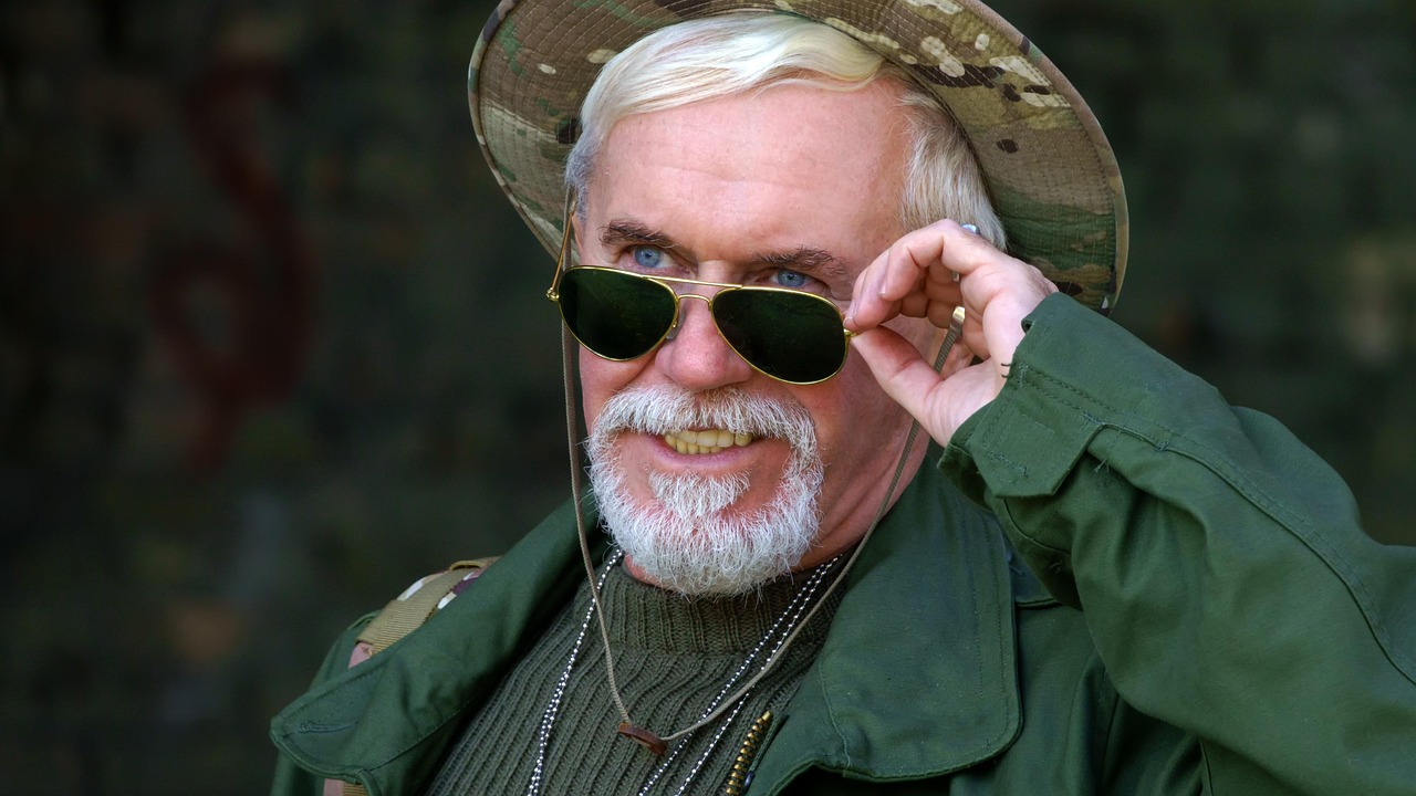 marketing pessoal exemplo — homem confiante construindo autoridade e presença profissional