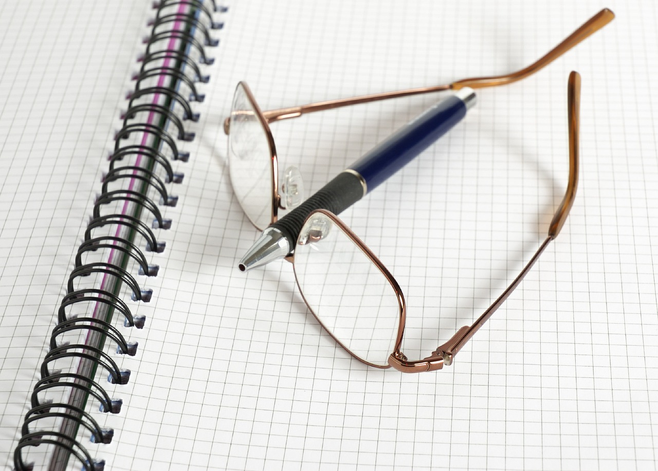 Copywriter trabalhando com laptop e anotações — como o profissional de copywriting une estratégia e criatividade