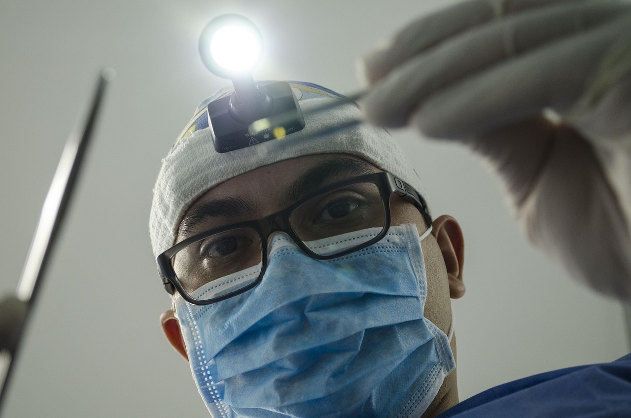 Dentista com paciente — como o site e o marketing digital ajudam clínicas odontológicas a agendar mais consultas