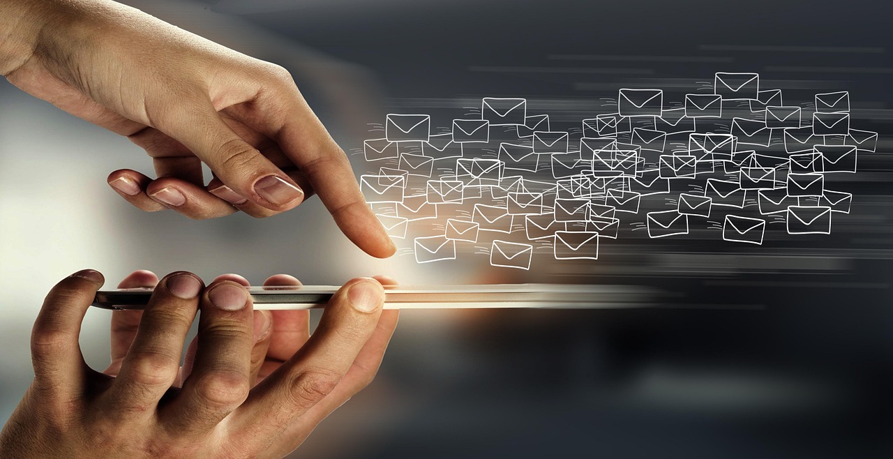 Email marketing automatizado com smartphone — como sequências automáticas de email nutrem leads ao longo do funil