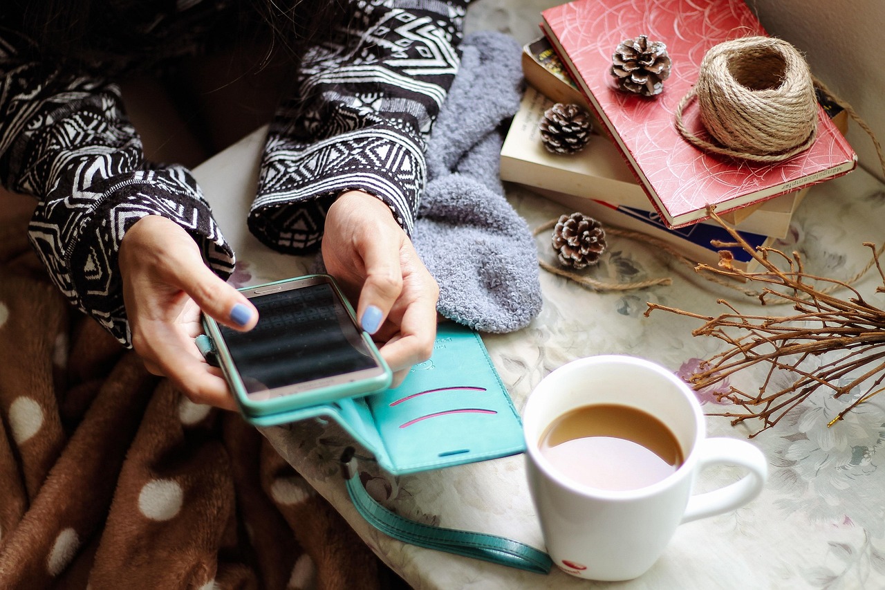 Usuário no smartphone consumindo conteúdo digital — como o engajamento é gerado pela interação real com posts e vídeos