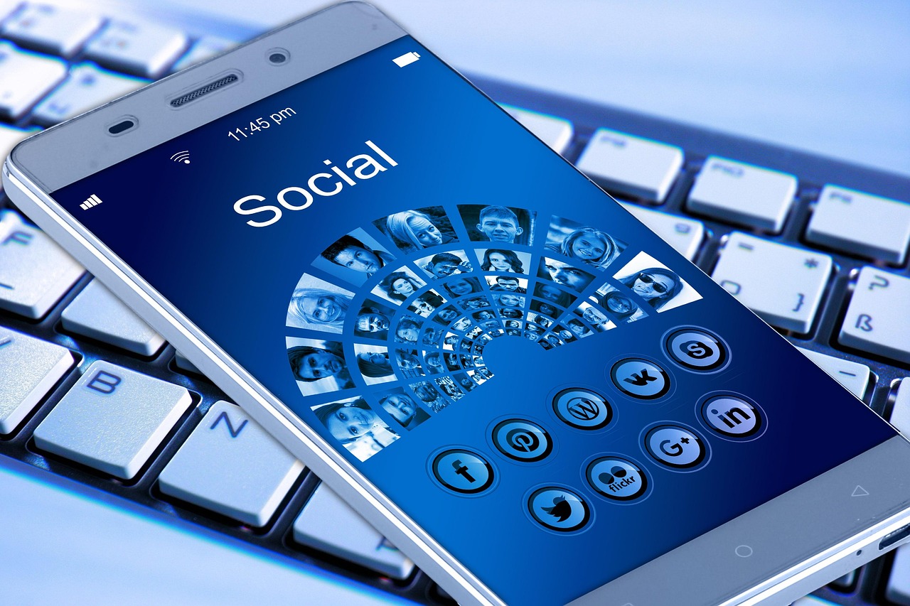 Facebook Ads e Meta Pixel — como o pixel rastreia conversões e permite criar públicos personalizados para campanhas