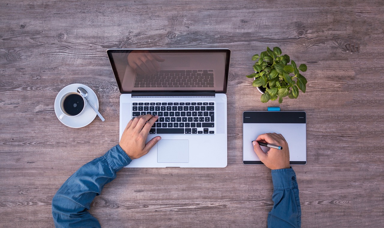 Designer trabalhando em projeto de site profissional para empresa do Tatuapé