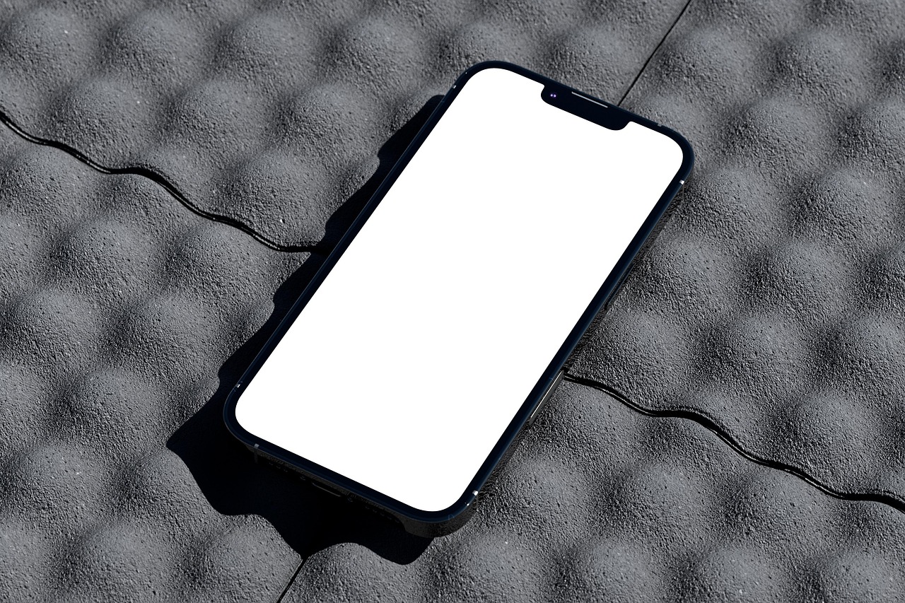 Identidade visual de marca em smartphone — como manuais de identidade visual garantem consistência em todos os canais