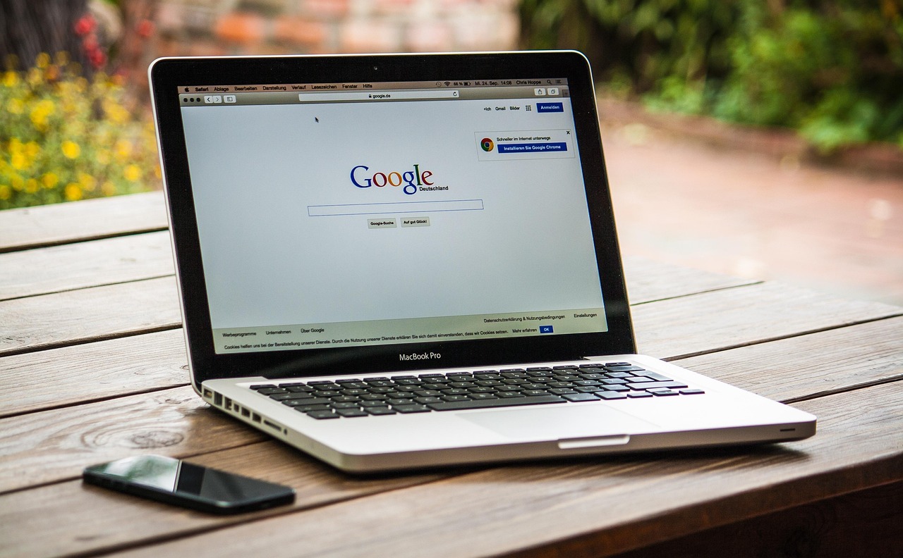 Laptop com Google aberto — como ranquear na primeira página do Google com conteúdo otimizado e links