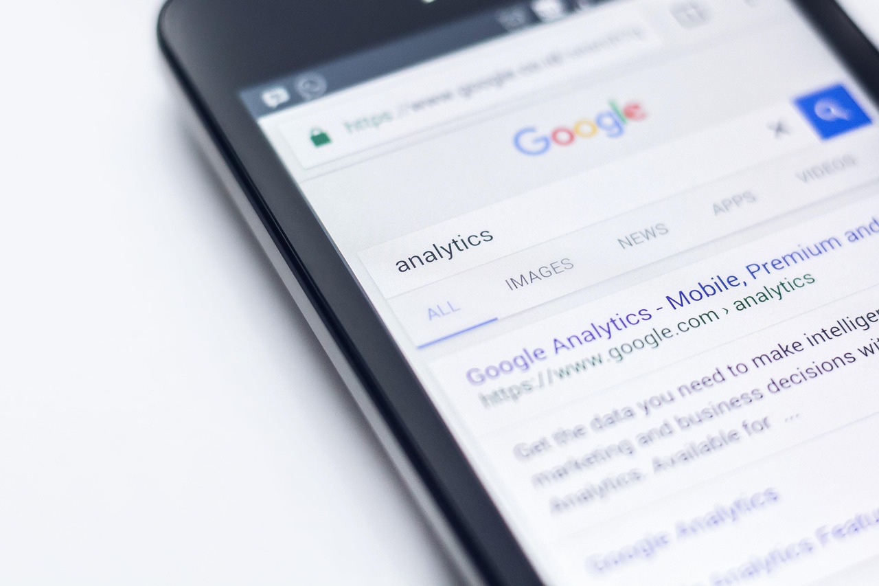 Busca local no smartphone — Google Perfil da Empresa aparecendo no pacote 3 para negócios locais