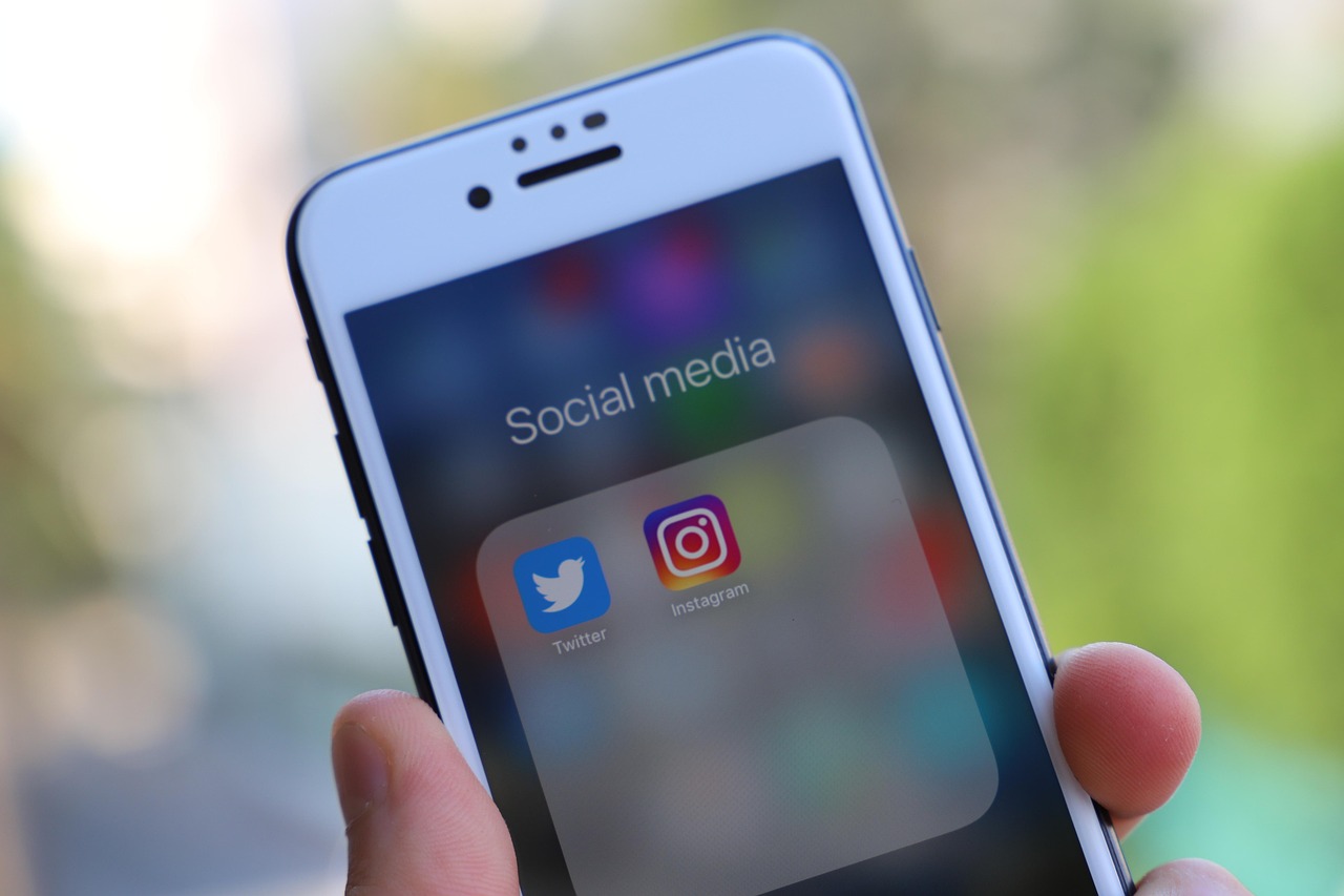 Facebook e Instagram no smartphone — plataformas do Meta Ads para campanhas de tráfego pago nas redes sociais