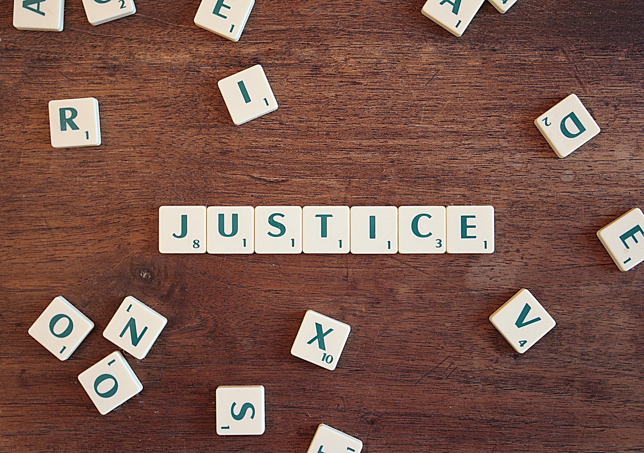 Direito e justiça — como um site profissional para advogado transmite credibilidade e gera clientes pelo Google