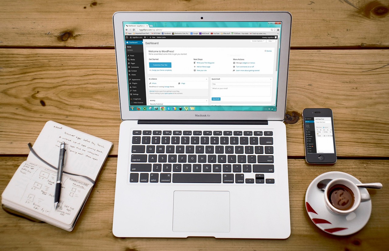 Site WordPress em laptop e smartphone — responsividade e SEO técnico superiores ao Wix para negócios que querem crescer