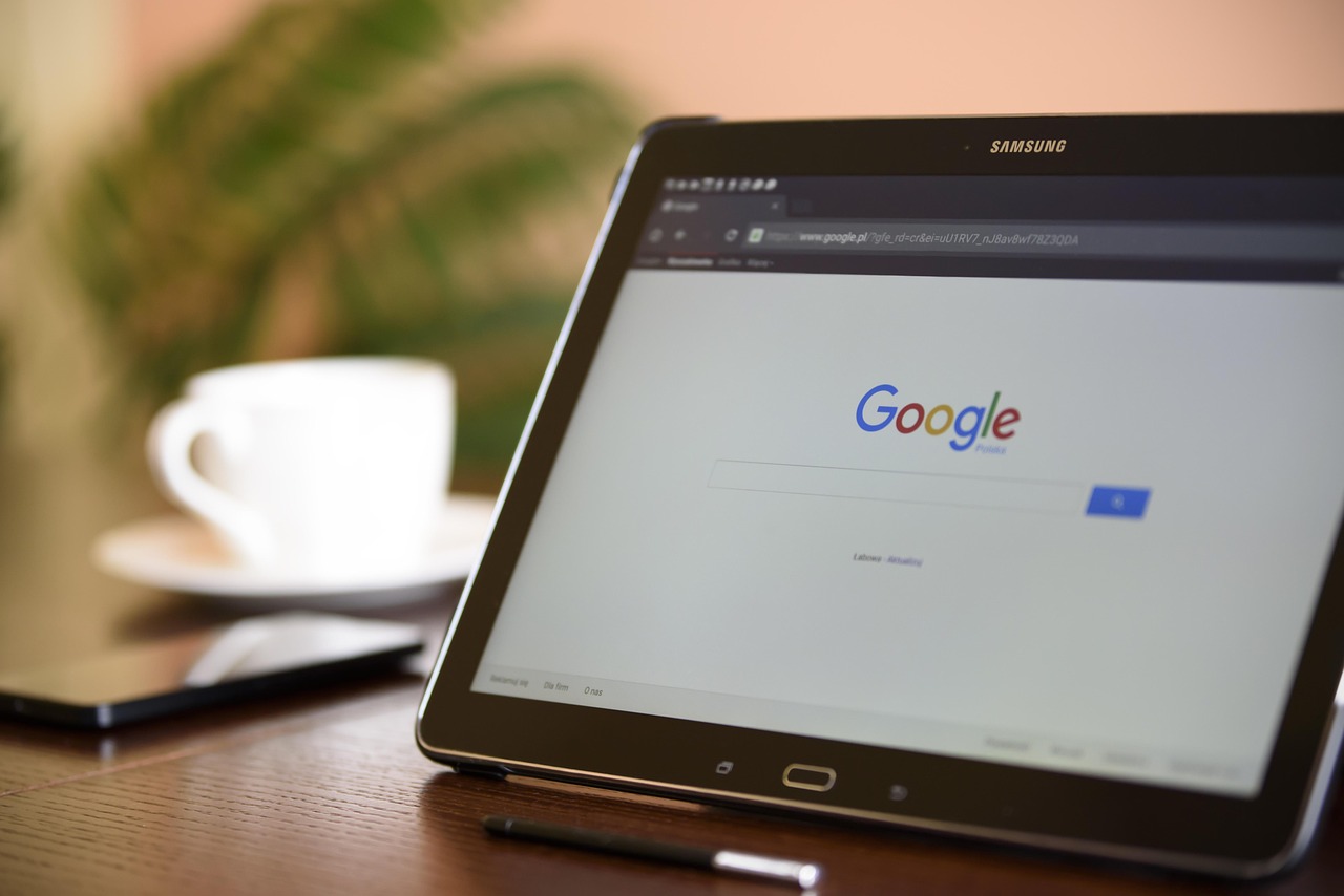 Estratégia de Google Ads e SEO integrados — como tráfego pago e orgânico trabalham juntos para reduzir o CAC