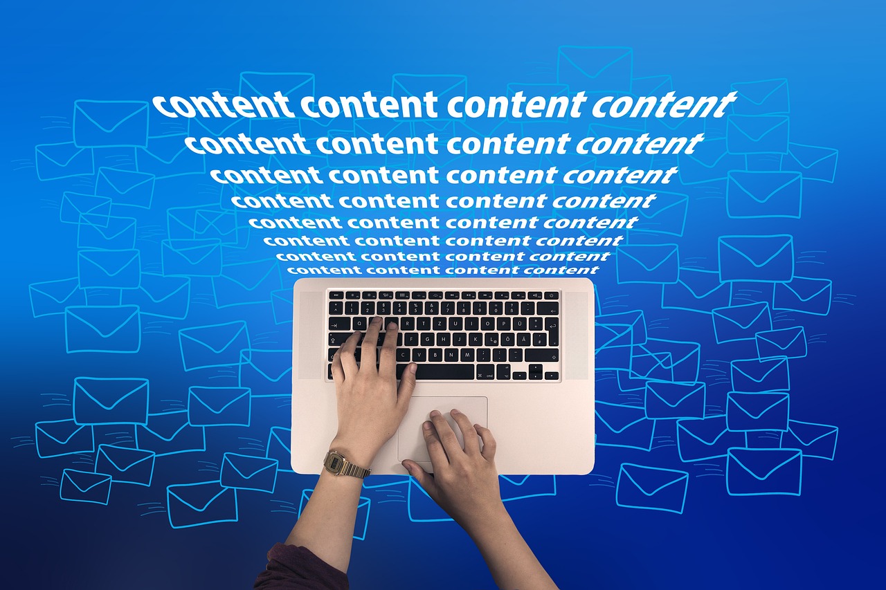 Mãos digitando conteúdo para newsletter — como escrever emails que o assinante quer abrir e ler