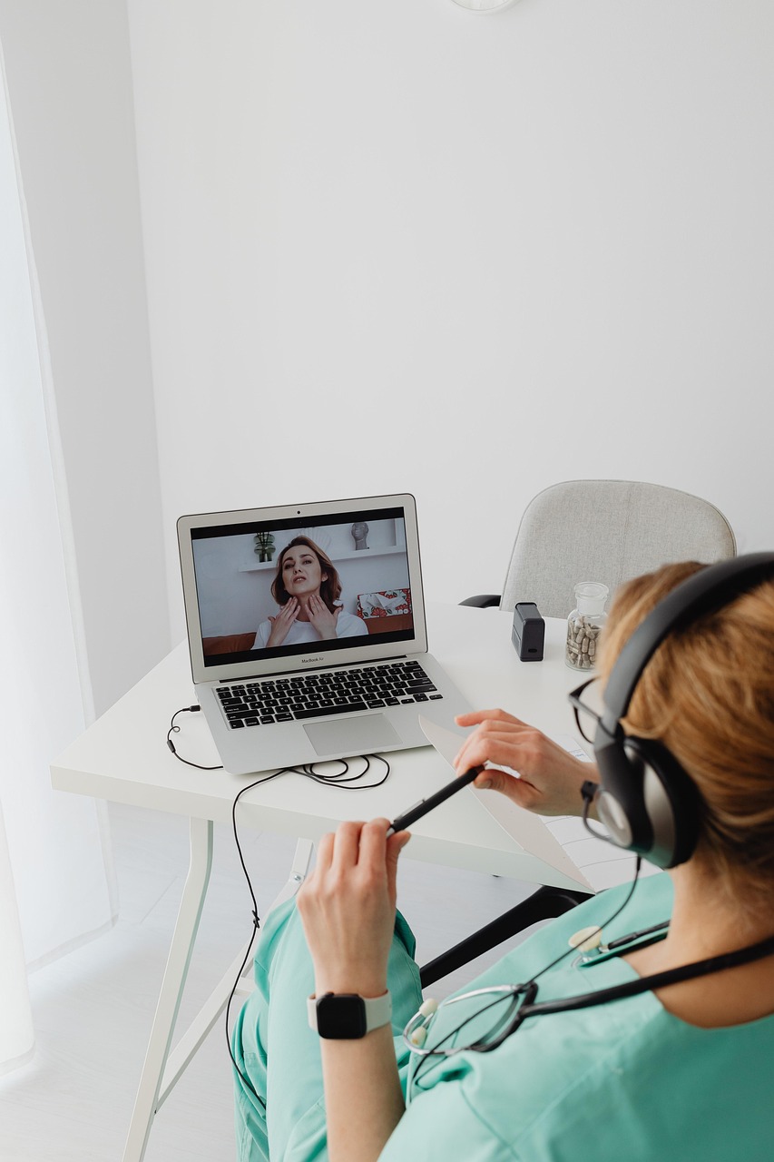 Telemedicina e presença digital — como médicos usam o marketing digital para alcançar pacientes online