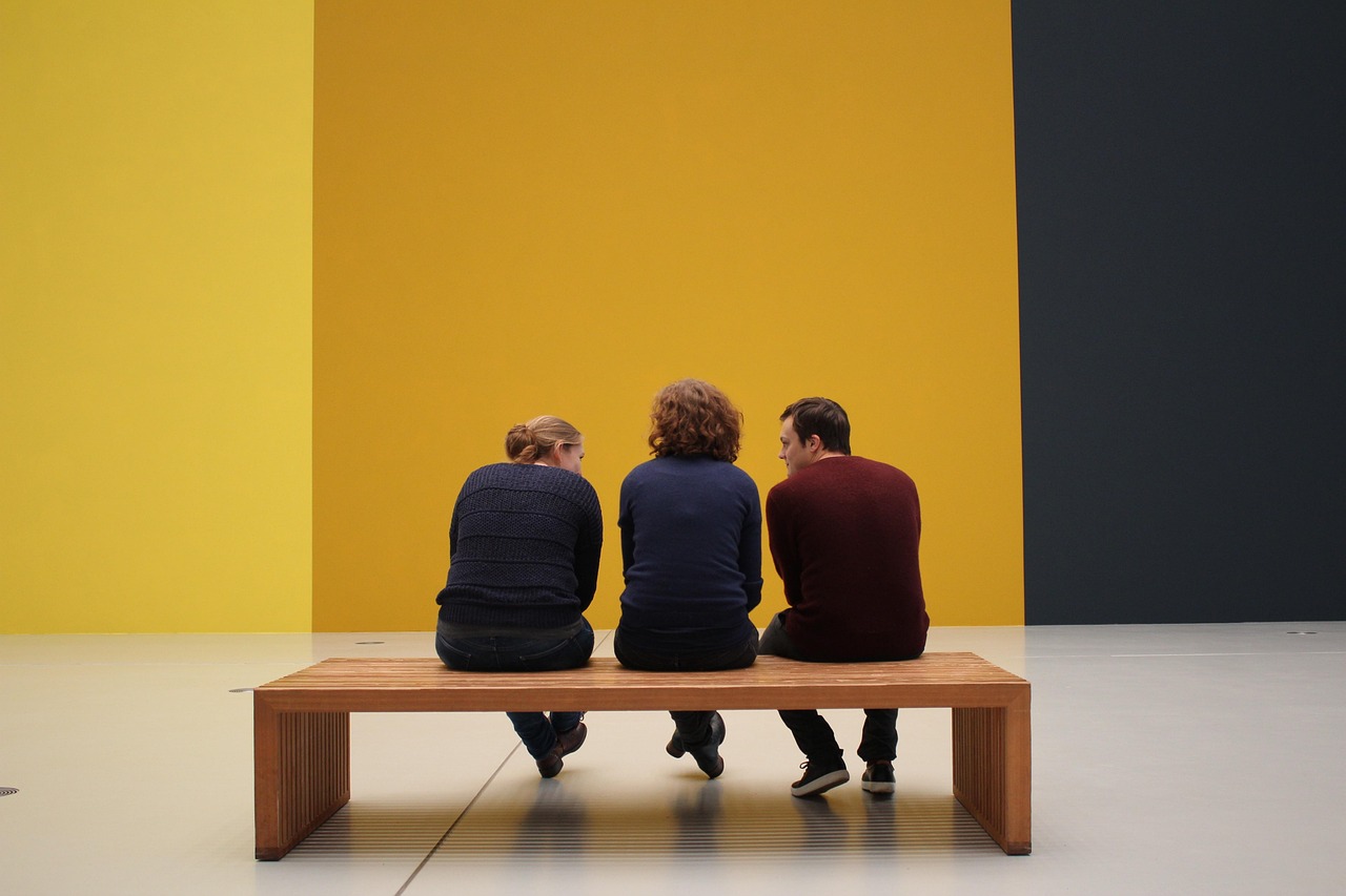 Visitantes de museu — como o tráfego direto representa pessoas que já conhecem e buscam ativamente a marca