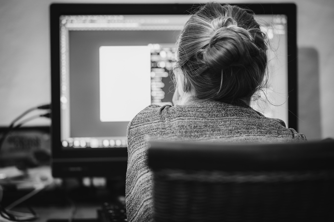 Desenvolvedor web trabalhando com WordPress — como plugins e temas ampliam as funcionalidades do site sem programar
