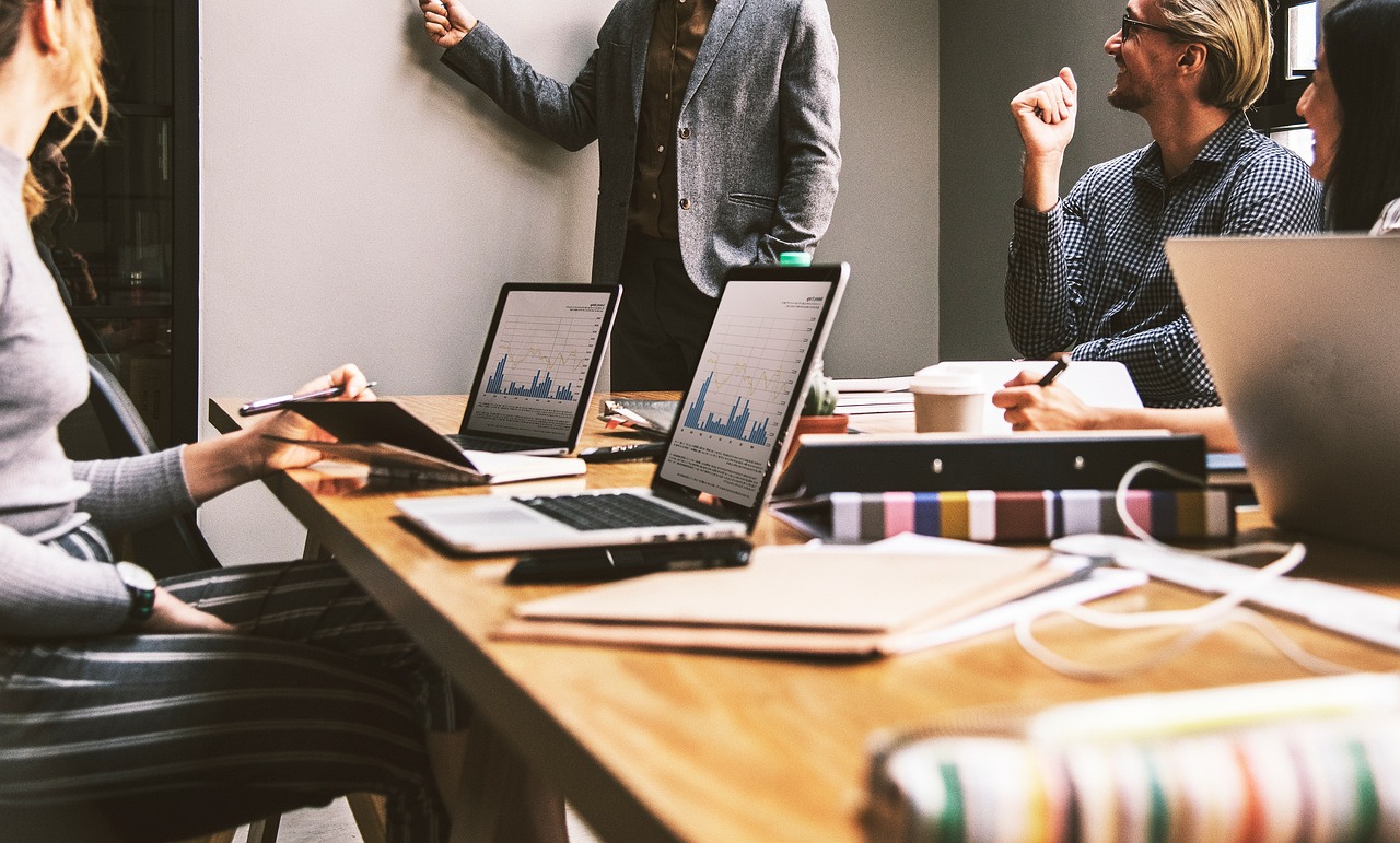 Equipe comercial aplicando passo a passo prático para qualificar MQL e SQL no dia a dia