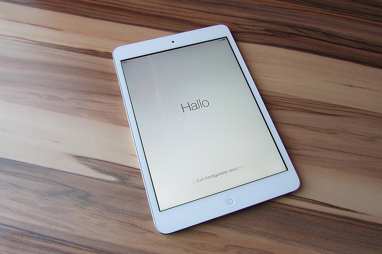Tipos de isca digital: e-book em tablet como exemplo de material rico para gerar leads