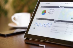 Lead scoring: profissional de marketing digital analisando dados e estatísticas de leads em tela de computador