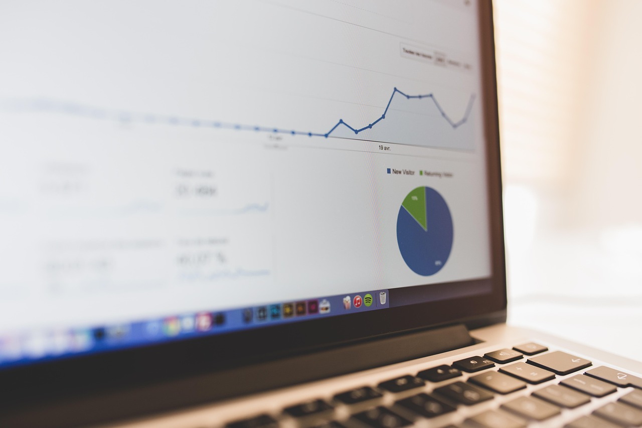Perguntas frequentes sobre lead scoring: gráfico de crescimento de vendas em notebook representando resultados da estratégia