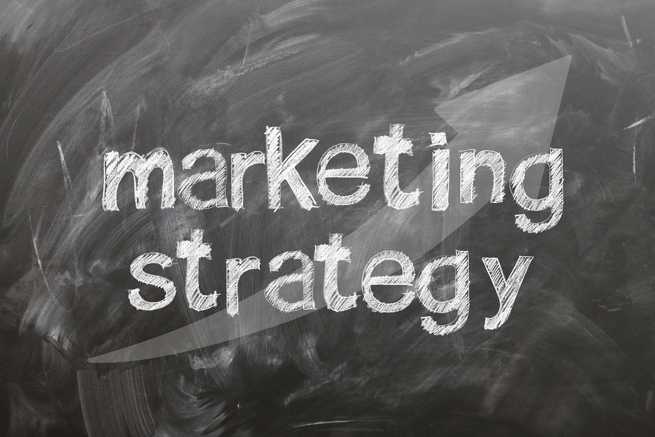 Quadro com estratégias de marketing anotadas à mão, ilustrando o conceito de mapeamento da jornada do cliente e planejamento de contato com o consumidor