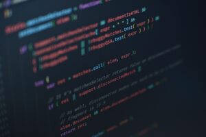 Schema markup o que é: código JSON-LD estruturado em tela de computador representando a marcação de dados usada para SEO técnico e IA generativa