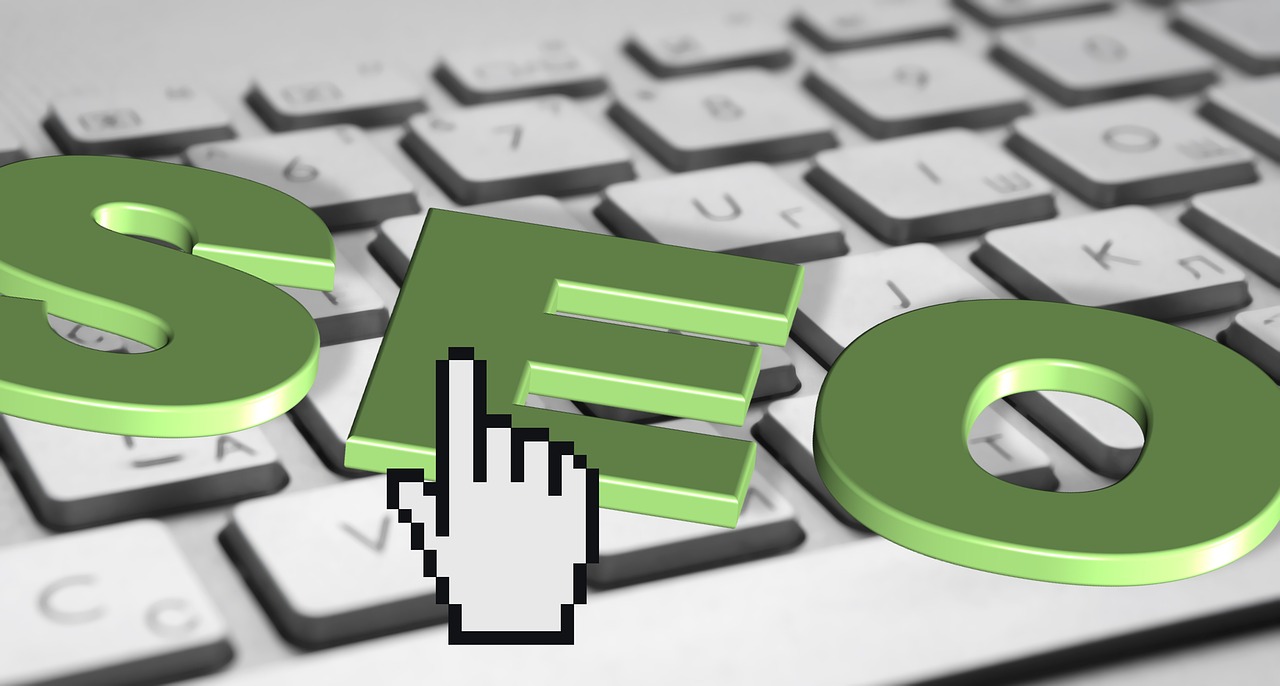 Profissional analisando otimização de site no navegador, ilustrando os tipos de schema markup como Article, FAQPage e LocalBusiness