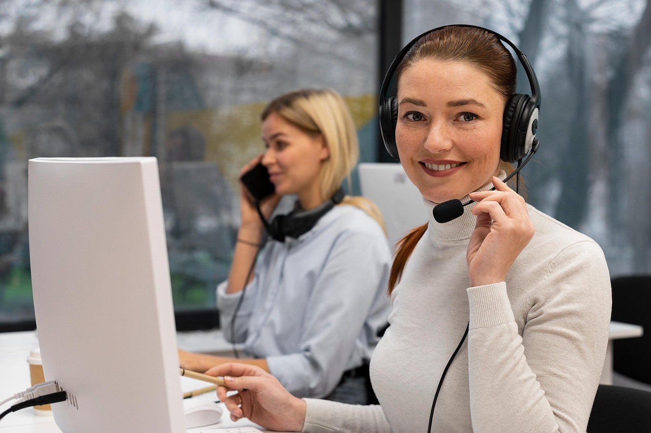 Atendente de central de atendimento ao cliente usando software CRM para registrar histórico de interações com leads