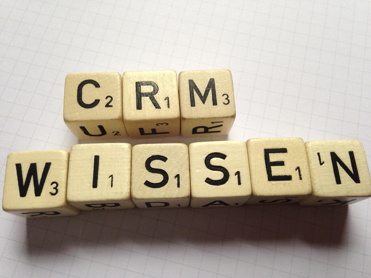 Conceito visual de CRM (Customer Relationship Management) com dados de clientes organizados, representando o que é software CRM