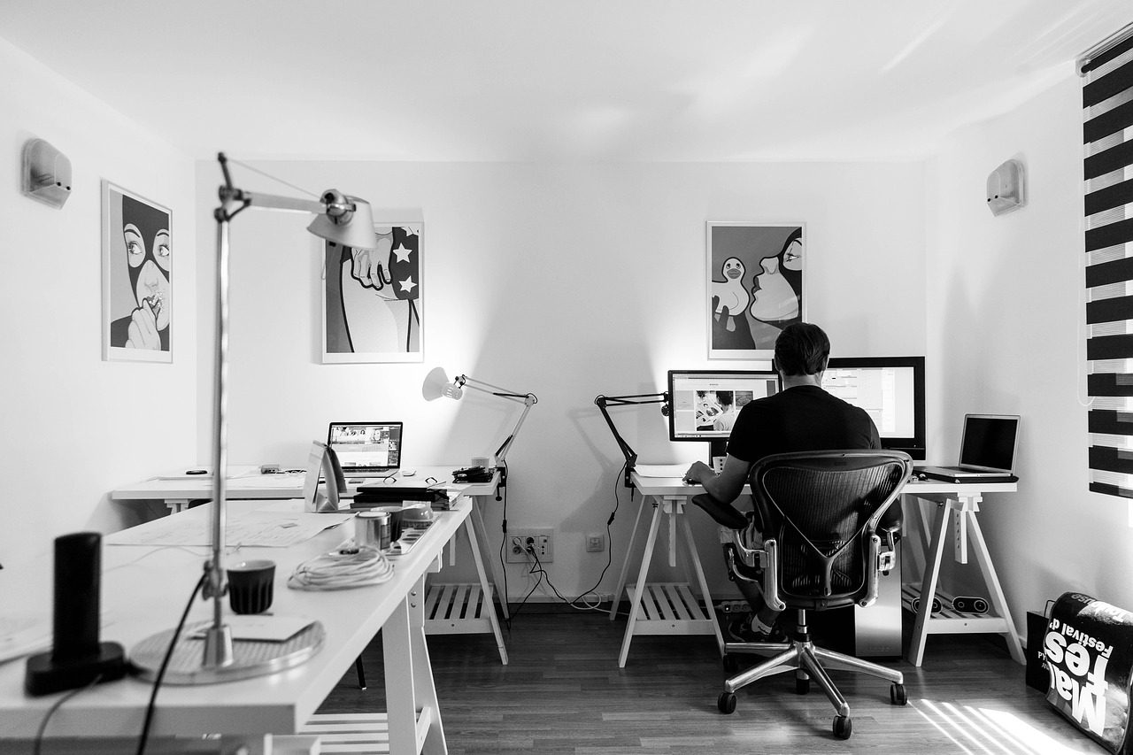 web design profissional — mesa de trabalho com computador e materiais de design