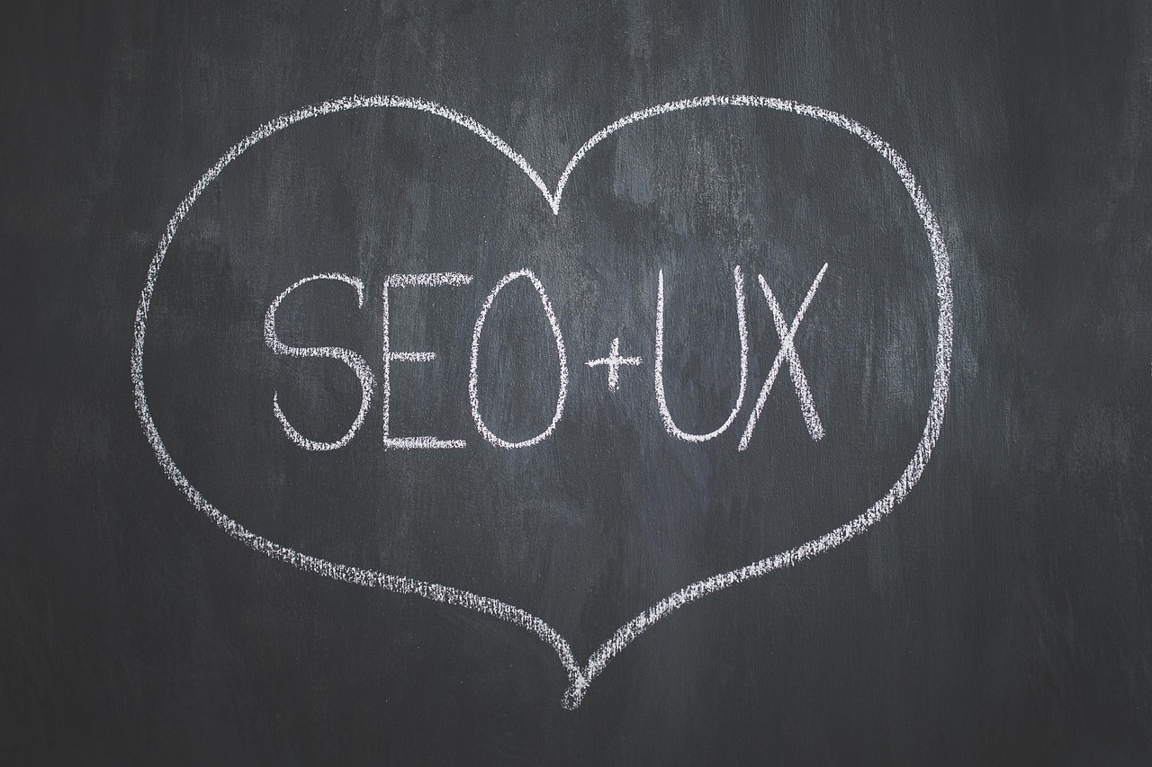 Aplicação prática de mapa de calor de site em um quadro com anotações de SEO e UX para otimizar conversão