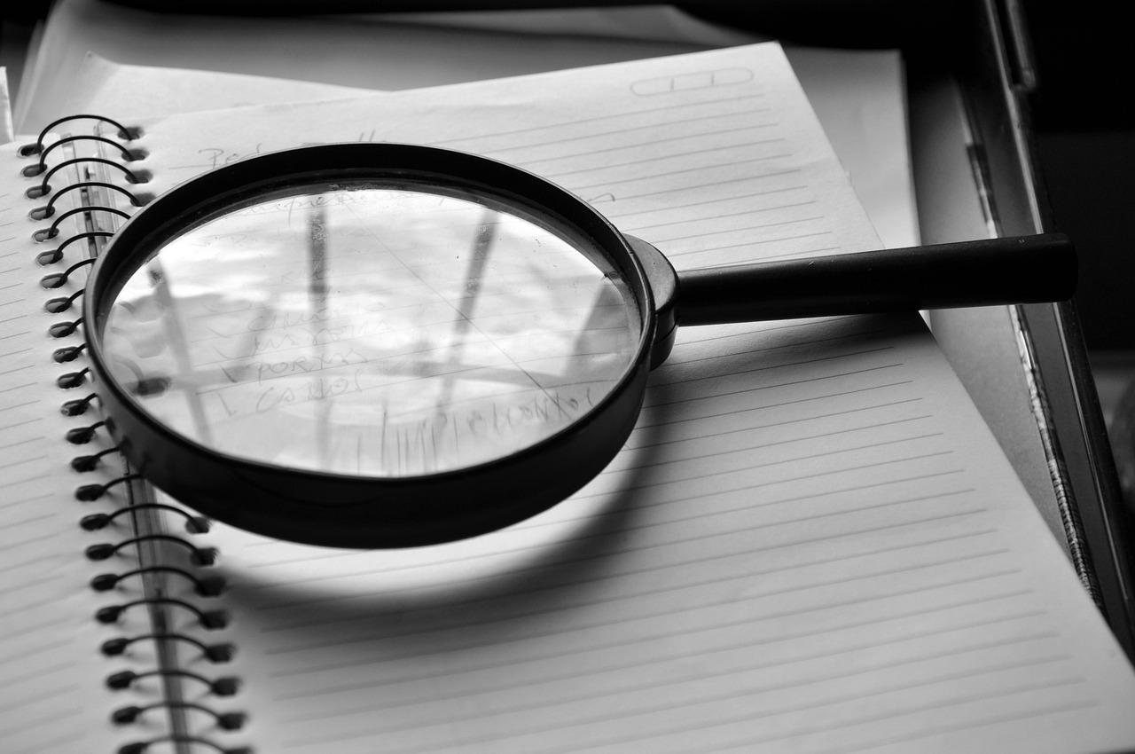 Lupa sobre documento representando uma auditoria de SEO técnico passo a passo em um site