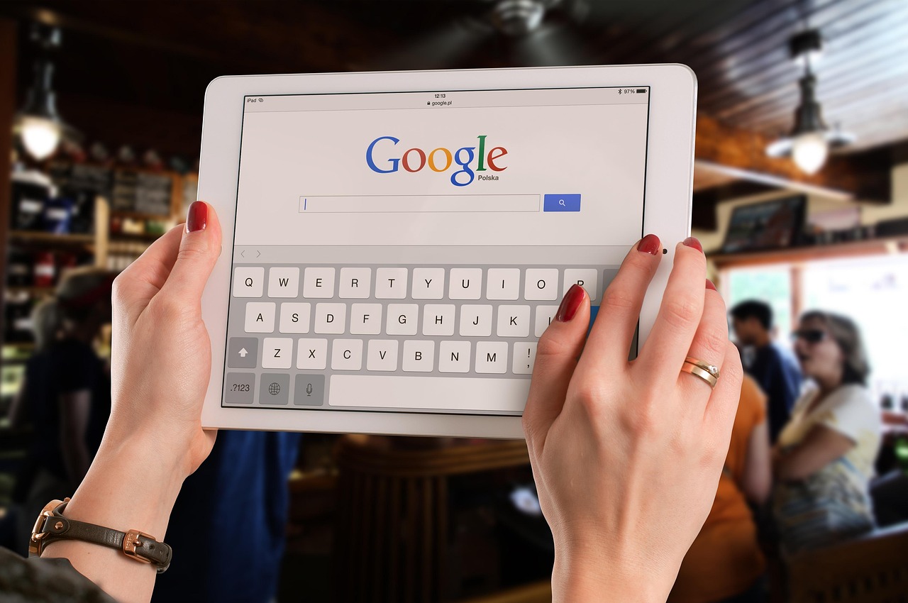 Google Ads o que é: pessoa realizando uma busca no Google onde podem aparecer anúncios patrocinados