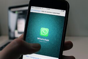 Lista de transmissão do WhatsApp Business sendo usada em smartphone para enviar mensagens de marketing a clientes