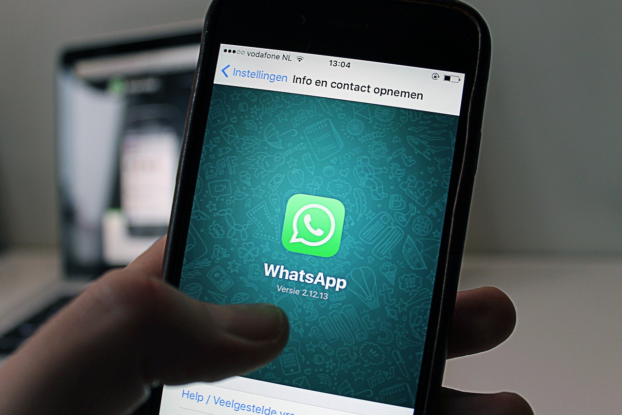 Lista de transmissão do WhatsApp Business sendo usada em smartphone para enviar mensagens de marketing a clientes