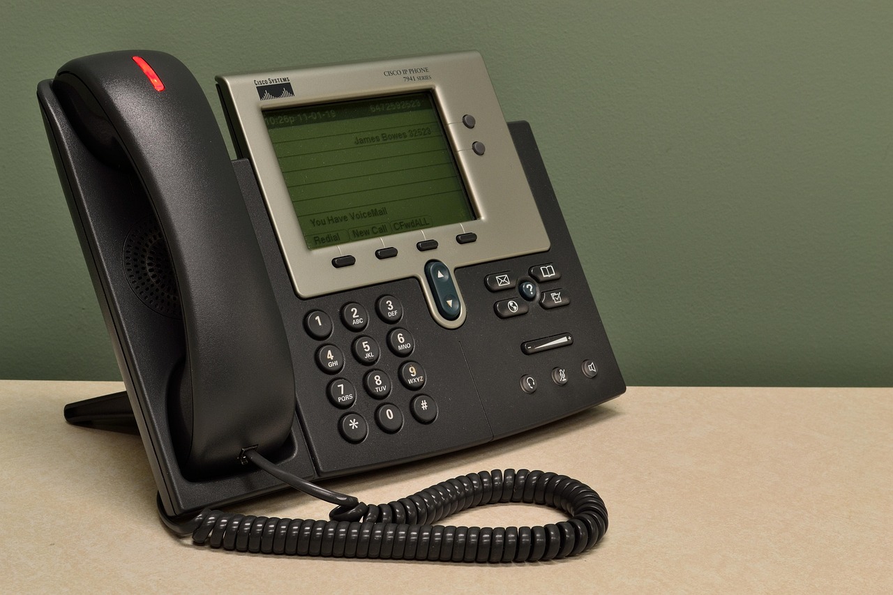 Atendente de suporte técnico respondendo dúvidas sobre manutenção de site wordpress por telefone