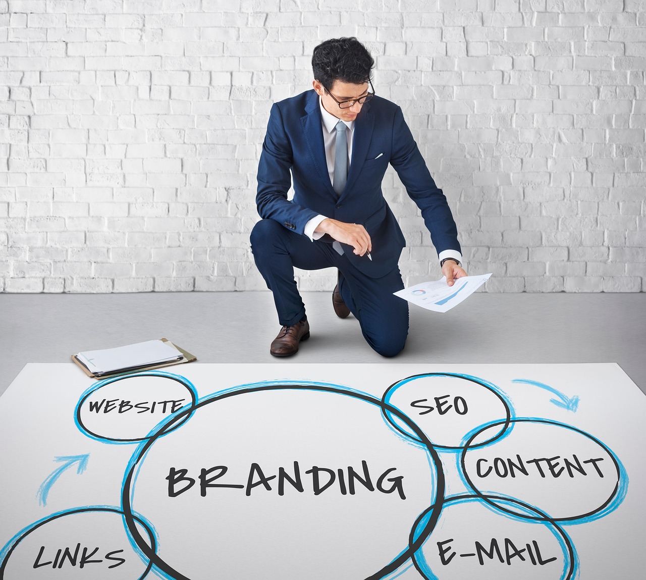 Profissional de marketing digital avaliando estratégias de modelos de email profissional para empresas