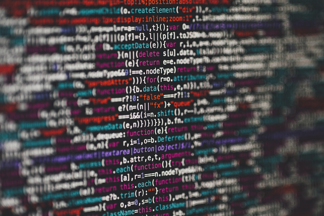 Desenvolvedor configurando arquivos e código de um site que será hospedado através do cPanel