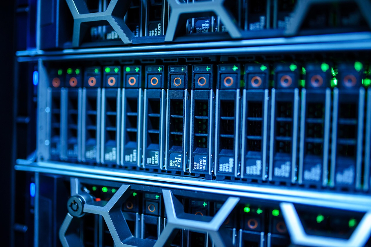 Data center com servidores que representam a estrutura onde o cPanel gerencia a hospedagem de sites