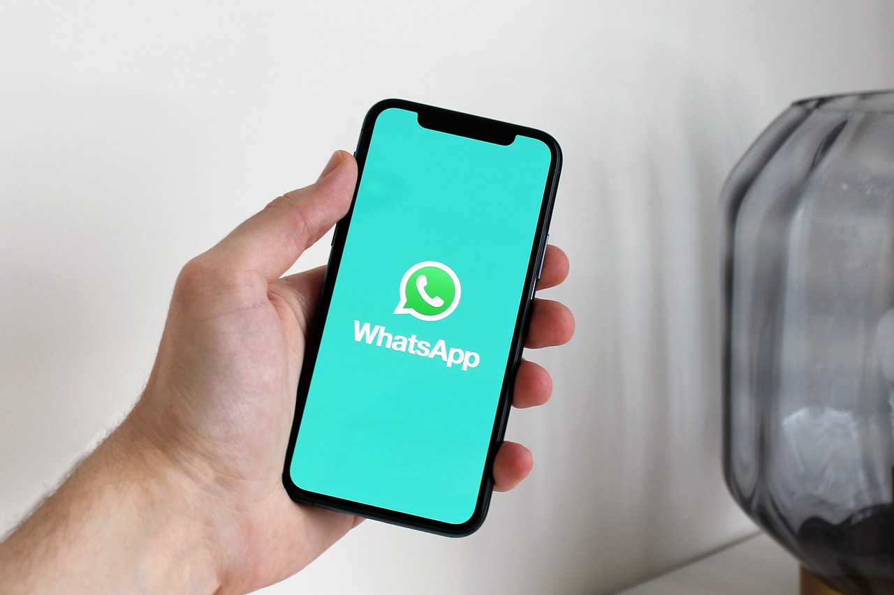 Empreendedor configurando a lista de transmissão do WhatsApp Business no celular para organizar contatos de clientes