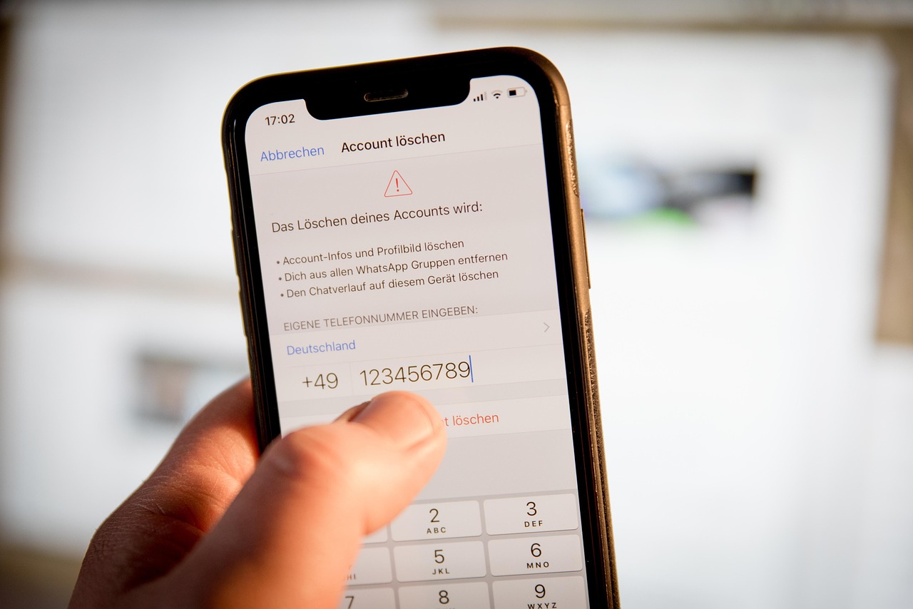 Pessoa segurando celular com ícone do WhatsApp em destaque, ilustrando o conceito de WhatsApp Business API gratuito