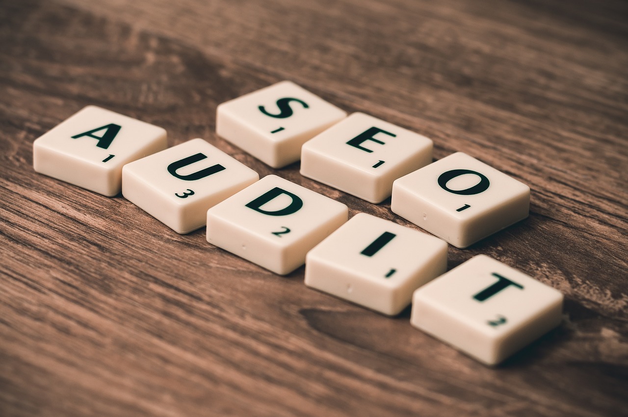 Ilustração de marketing digital e SEO representando o conceito de sitelinks e otimização para mecanismos de busca