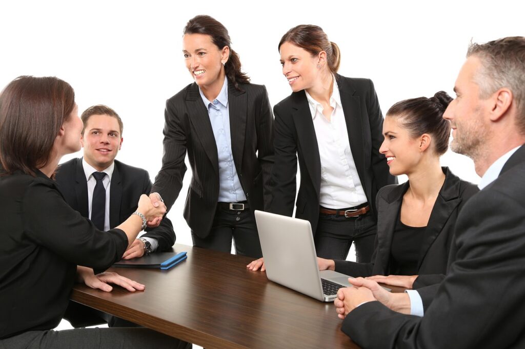 Equipe de vendas em reunião discutindo estratégias de prospecção B2B para gerar leads qualificados