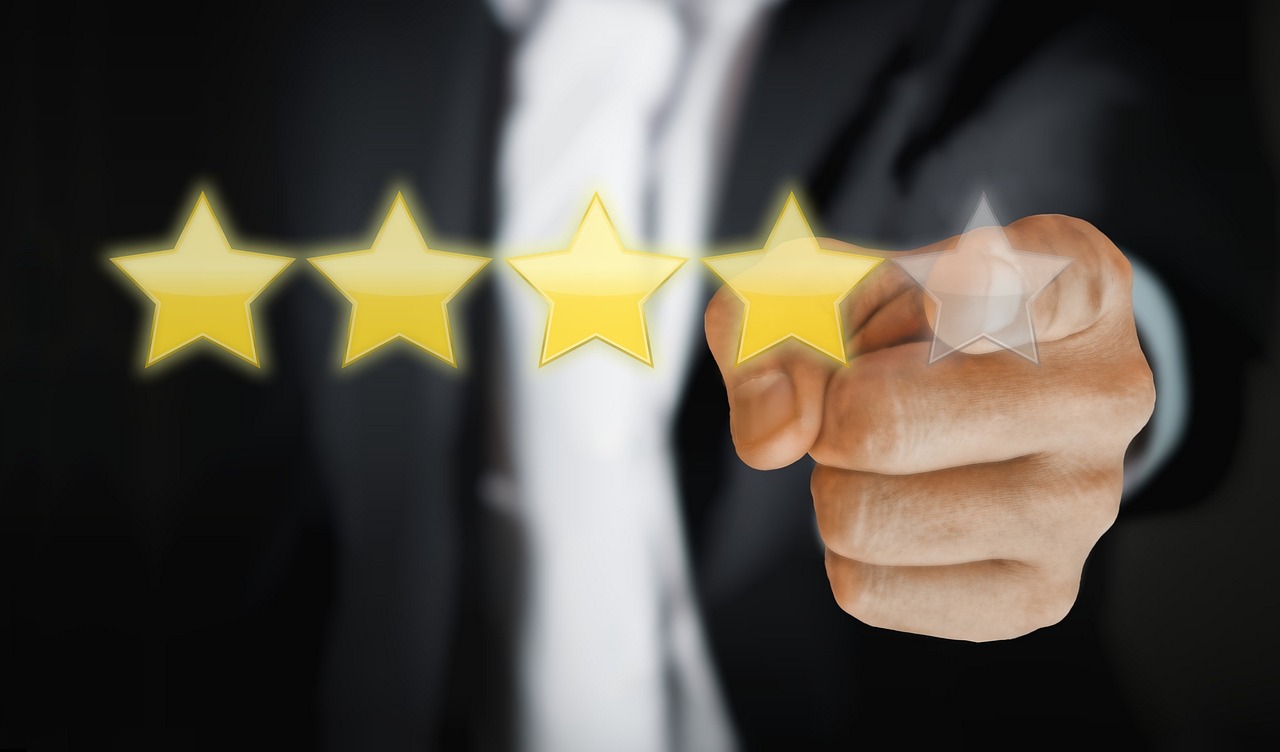Prova social em avaliações online com estrelas de satisfação do cliente