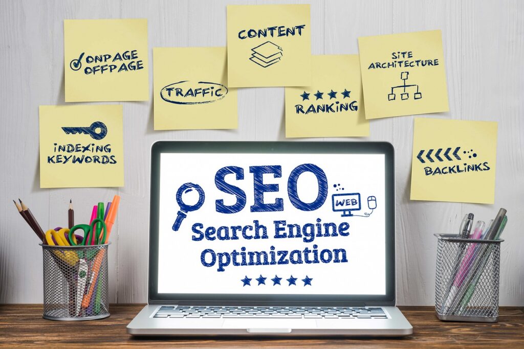 SEO técnico: profissional analisando métricas de otimização em laptop, representando um diagnóstico completo de SEO técnico