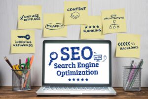 SEO técnico: profissional analisando métricas de otimização em laptop, representando um diagnóstico completo de SEO técnico