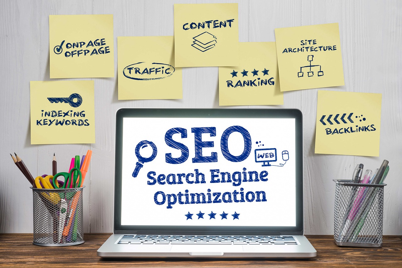 SEO técnico: profissional analisando métricas de otimização em laptop, representando um diagnóstico completo de SEO técnico