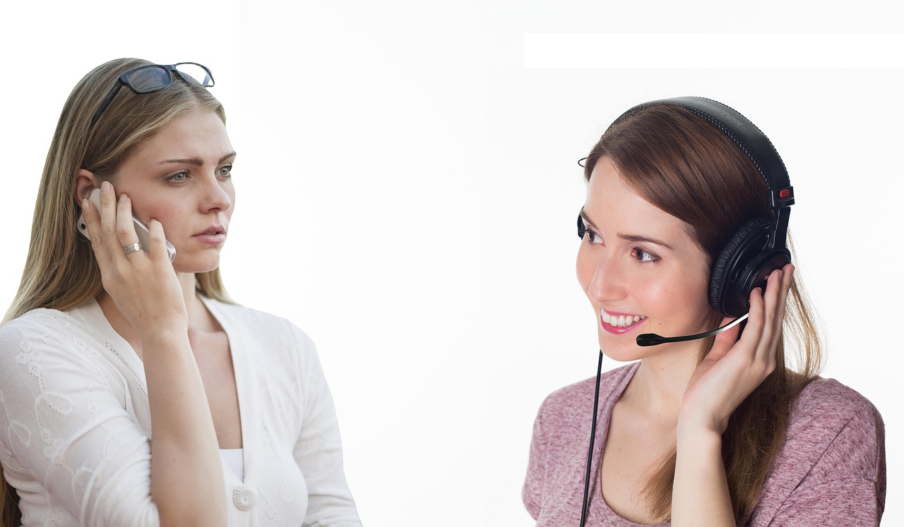 Atendente com headset em central de atendimento representando os planos e tipos de uso do WhatsApp Business API gratuito