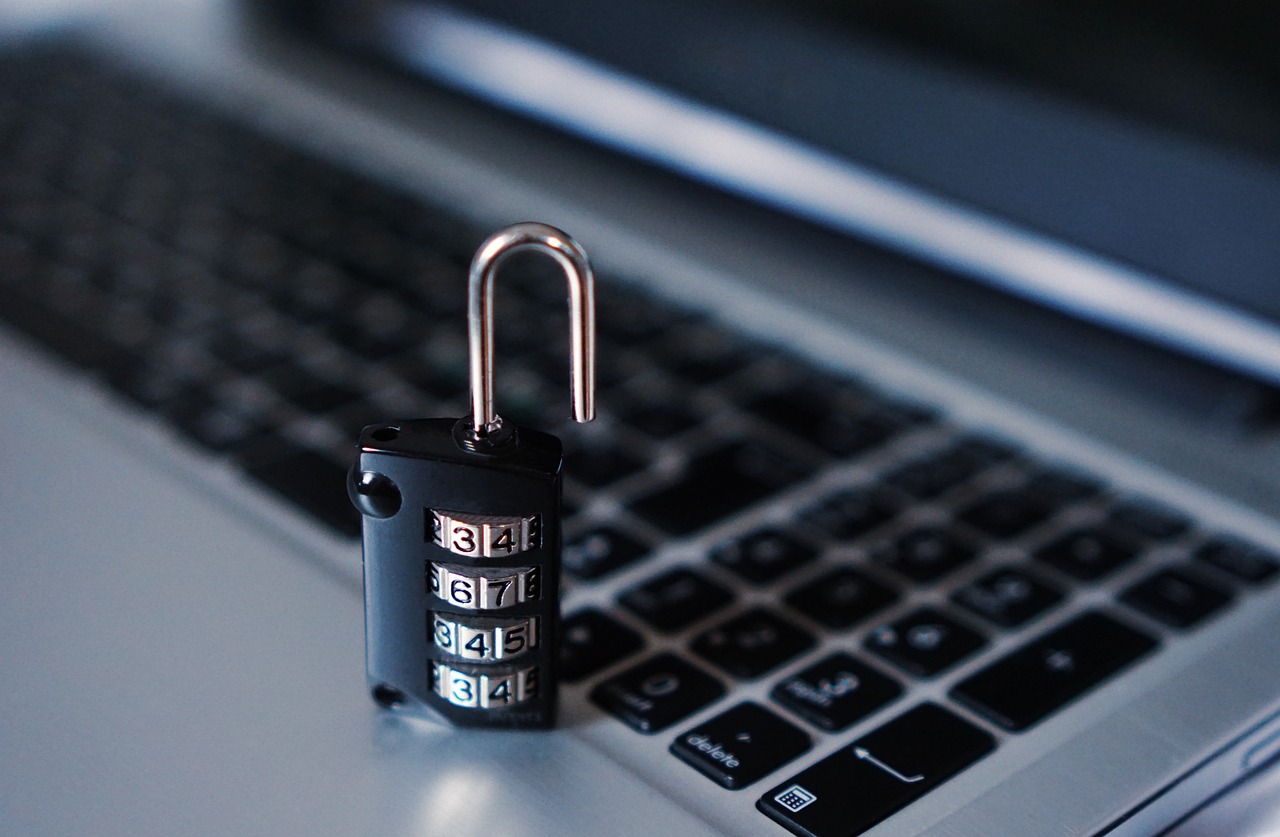 Cadeado e teclado representando os riscos de segurança e penalização do Google associados ao uso de black hat seo em sites e lojas virtuais