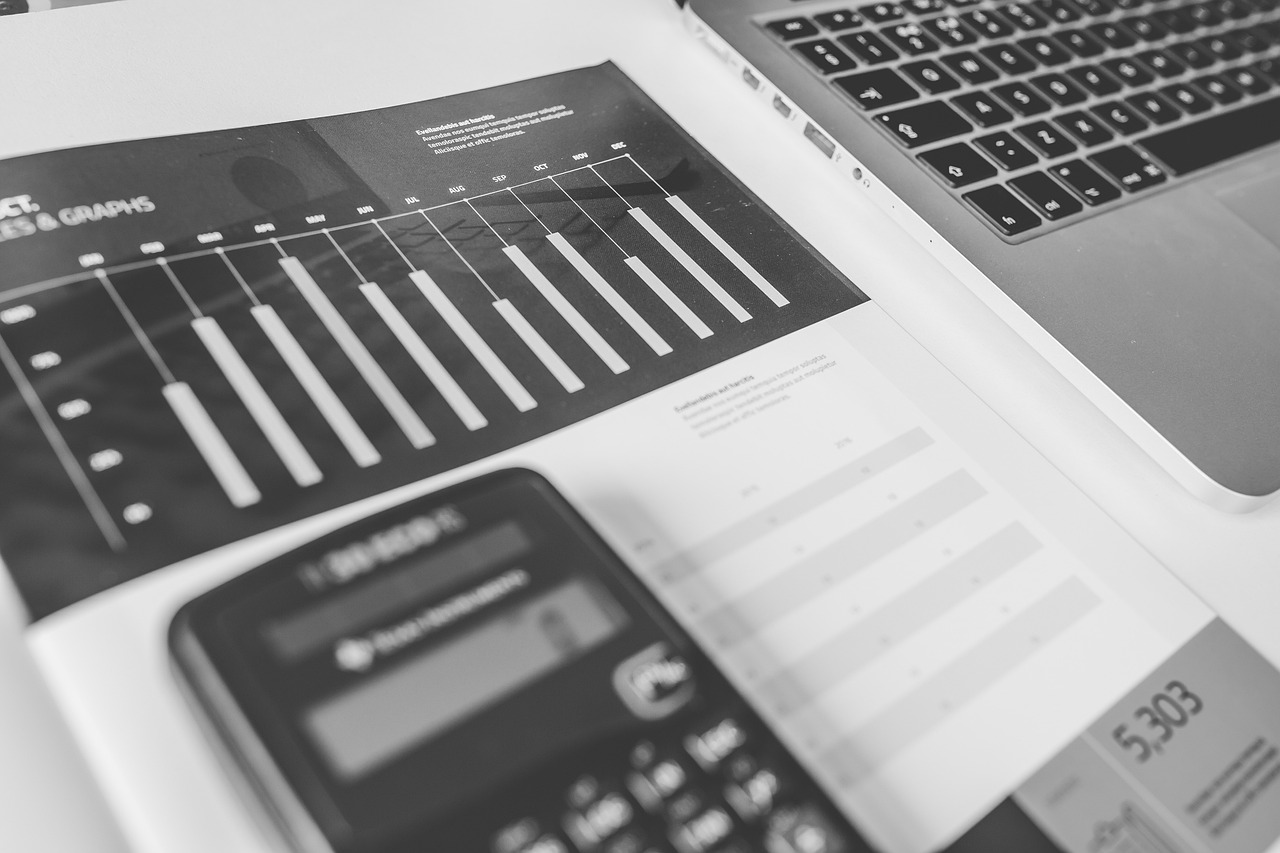 Calculadora e notebook usados para mostrar como calcular taxa de conversão de vendas com a fórmula básica