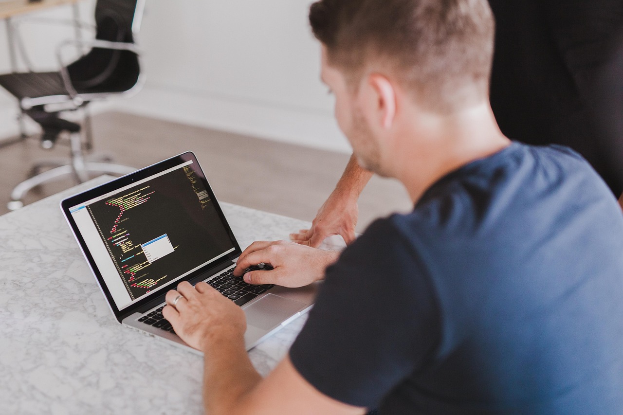 Profissional configurando no notebook o passo a passo de como criar um subdomínio no painel de hospedagem